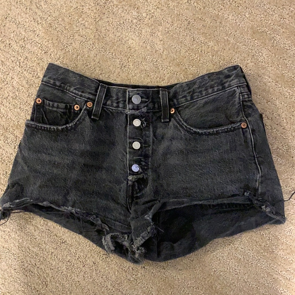 black levi shorts distressed